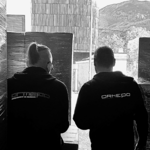 Image présentant deux livreurs-monteurs de chez ORMEPO, de dos, face à la montagne, le regard vers l'avenir.